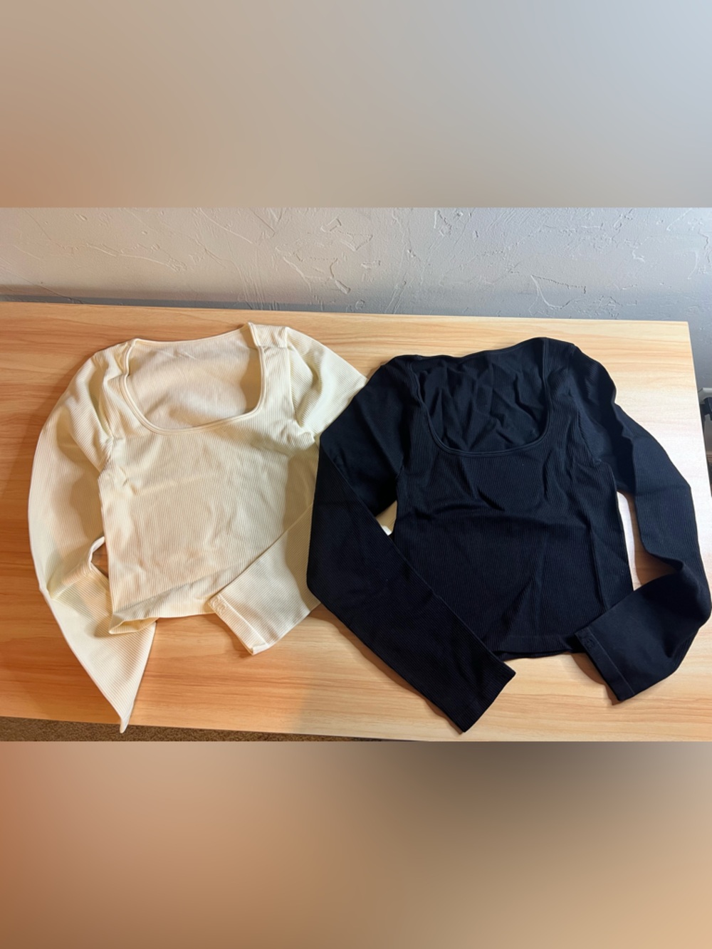Scoop Neck Ribbed Long-Sleeve Crop Top in Black and Cream